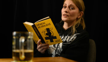 Iva Hadj Moussa při čtení v klubu Za školou Foto: Karel Šuster